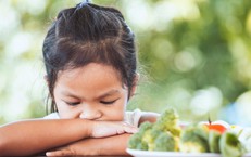 Trẻ biếng ăn: Đừng biến bữa cơm thành cuộc chiến tâm lý