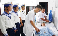 Quân y Trường Sa cứu ngư dân bị đột quỵ não trên biển