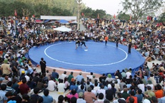 Những màn so tài kịch tính ở hội vật có từ thời vua Mai