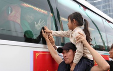 Những khoảnh khắc xúc động trong ngày tiễn quân lên đường nhập ngũ ở Nghệ An