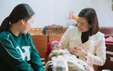 Bất đồng nhóm máu hiếm Rh-, mẹ mang gen tăng đông và u xơ tử cung: 3 lần truyền máu trong bụng mẹ cứu sống thai nhi tại PhenikaaMec