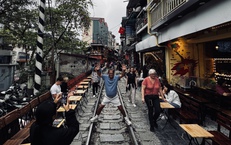 Hai 'phố đường tàu' tại Hà Nội: Nơi rào chắn, chỗ lại 'mở tự do'