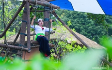 Phụ nữ Mường hào hứng trên cây đu khổng lồ giữa Làng Văn hóa