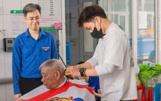 Hơn 200 bệnh nhân được cắt tóc, gội đầu miễn phí ngay tại bệnh viện