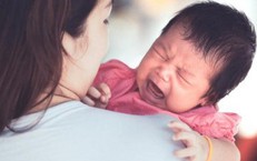 Cách giảm đau miệng cho bé bị tay chân miệng giúp trẻ ăn uống dễ dàng hơn