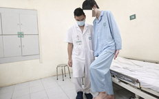 Nam sinh bị liệt vận động do thói quen ngồi khoanh chân