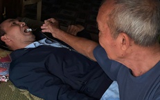 Cha già 80 tuổi chăm con liệt sau đột quỵ trong căn nhà dột nát