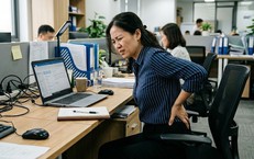 5 bài tập đơn giản giúp giảm đau lưng, cứng khớp do ngồi lâu