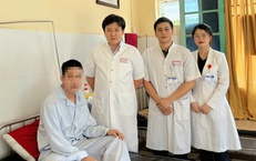 Nội soi gắp 3 bàn chải đánh răng trong bụng nam thanh niên