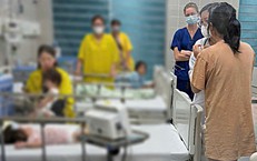 Bố mẹ hoảng loạn bế con 3 tuổi co giật cầu cứu, CSGT hành động kịp thời