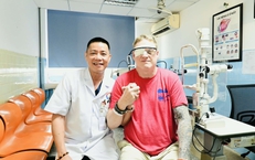 Không thể chờ 9 tháng mới được mổ, đầu bếp Mỹ thực hiện hành trình 'xuyên đại dương' đi tìm ánh sáng