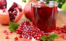 5 nhóm người cần thận trọng khi uống nước ép lựu