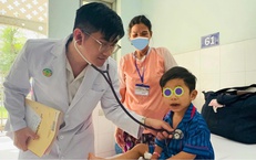 Phát hiện tim bẩm sinh khi khám tầm soát Ngày sức khoẻ toàn dân, bé trai 3 tuổi được hỗ trợ điều trị 100%