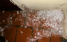 Mưa đá, dông lốc trong đêm tại Thanh Hóa