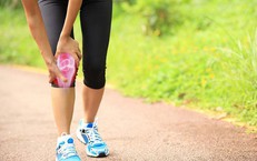 Đi bộ có gây thoái hóa khớp gối không?