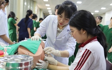 Hơn 3.000 học sinh, phụ huynh tham gia ngày hội tư vấn tuyển sinh y dược