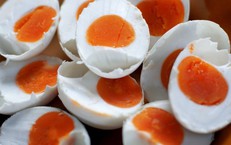 4 tác dụng bất ngờ của trứng muối với sức khỏe, ăn thế nào là đúng cách?