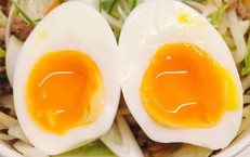 4 nhóm người không nên ăn trứng lòng đào