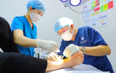 Bác sĩ hơn 70 tuổi vẫn bền bỉ với vết thương khó lành