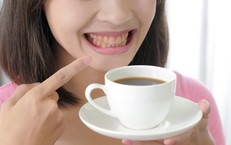 5 cách uống cà phê không lo răng bị ố vàng