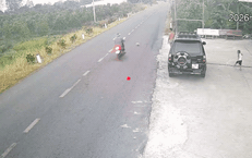 Video khoảnh khắc quả bóng lăn ra đường khiến người đi xe máy gặp nạn