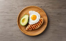 Ăn ức gà có giúp giảm cân tốt hơn ăn trứng?