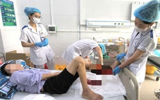 Suýt mất mạng vì tự bôi dầu gió, chườm đá vào vết thương