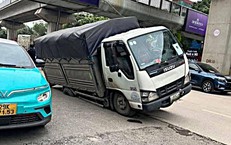 Ô tô tải lại bất ngờ 'lọt hố' giữa đường Nguyễn Trãi