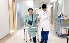 Gần như mất khả năng vận động, bệnh nhân được 'hồi sinh' đôi chân nhờ phẫu thuật bằng robot AI tại Vinmec Nha Trang