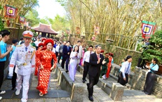 Hàng nghìn người dân và du khách đến dâng hương tại Đền Tưởng niệm các Vua Hùng ở TPHCM