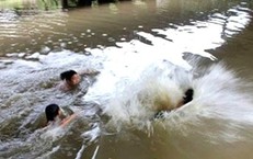 Đau lòng hai cháu nhỏ bị đuối nước khi tắm suối
