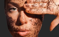 Tự làm mặt nạ cà phê loại bỏ vết rám nắng, tẩy tế bào chết và mụn đầu đen