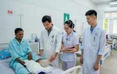 Người đàn ông bị lưỡi máy cắt cỏ văng trúng đứt lìa bàn chân