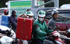 Dòng người ùn ùn rời Thủ đô nghỉ lễ 30/4, cửa ngõ và vành đai ken đặc phương tiện