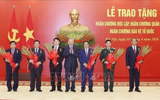 Lễ trao tặng huân chương cao quý cho lãnh đạo Đảng, Nhà nước