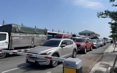 Du khách xếp hàng từ 4 giờ sáng để ra đảo Cát Bà