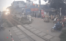 'Thót tim' cảnh xe máy băng qua đường sắt, tài xế thoát chết trong gang tấc