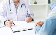 Mắc giang mai, nam thanh niên ngâm lá trầu không gây biến chứng