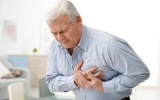 Vì sao người cao tuổi hay bị tụt huyết áp khi thay đổi thời tiết?