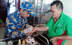 Nhà giàn DK1/7 kịp thời xử trí vết thương cho ngư dân bị cá chình cắn