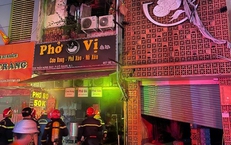Kịp thời cứu 4 người mắc kẹt trong vụ cháy ở trung tâm TP Hồ Chí Minh