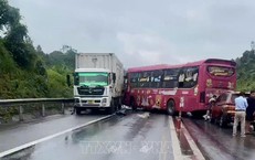 Va chạm liên hoàn gây ùn tắc cục bộ trên cao tốc Nội Bài - Lào Cai