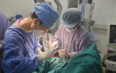 Bé trai nhập viện cấp cứu khẩn do bị dao cắm vào đầu trong lúc chơi đùa