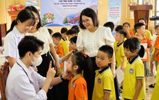 Bệnh viện Nhi Hải Phòng khám sức khỏe miễn phí cho hơn 1000 học sinh tiểu học 