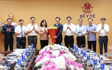 Bộ trưởng Bộ Y tế Đào Hồng Lan trao quyết định bổ nhiệm Cục trưởng Cục An toàn thực phẩm