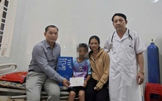Bé trai nghi bị bạo hành ở Nghệ An được đưa đến cơ sở y tế thăm khám