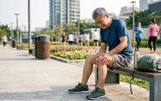 Đi bộ quá nhiều sau tuổi 50 có hại khớp và tim không?