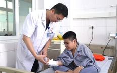 Nghịch dại đấm tay vào kính, bé trai 12 tuổi bị đứt mạch máu, gân cơ và thần kinh