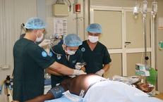 Bác sĩ mũ nồi xanh Việt Nam phẫu thuật cấp cứu cho quân nhân Ghana