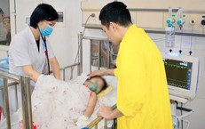 Cấp cứu bé gái 3 tuổi bị cổng sắt kẹp cổ